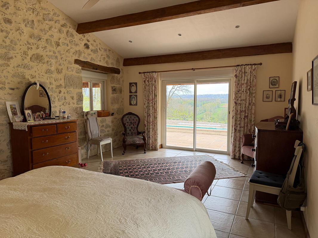 CANCON Superbe ferme rénovée avec soin avec piscine, grande grange et vues imprenables 8