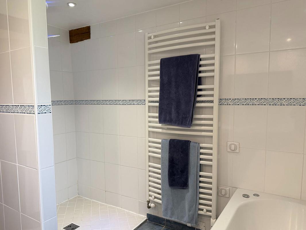 CANCON Superbe ferme rénovée avec soin avec piscine, grande grange et vues imprenables 9