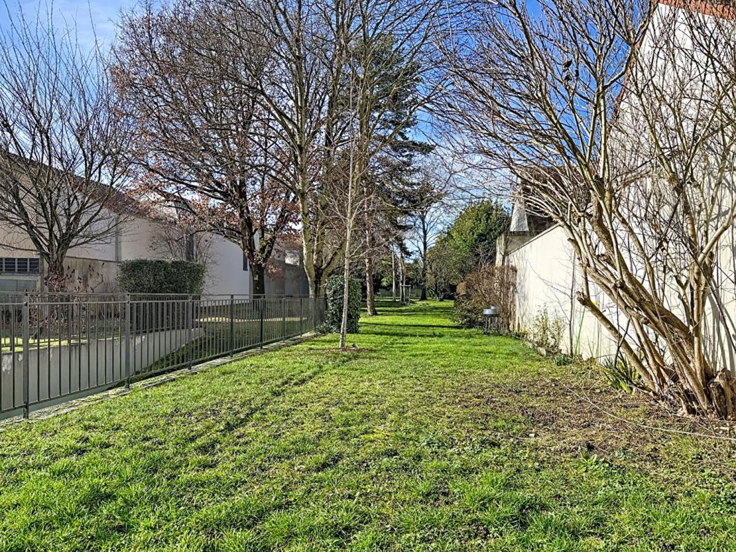 VILLEJUIF Grand  studio à Villejuif  métro 7 de 40 m2 Cave et Parking 6