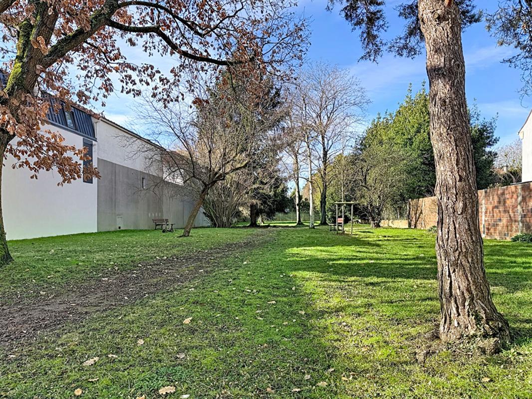 VILLEJUIF Grand  studio à Villejuif  métro 7 de 40 m2 Cave et Parking 7