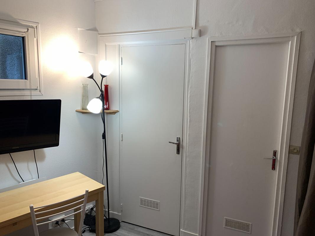 PARIS-15E-ARRONDISSEMENT Studio avec cuisine et salle de bain séparées, agrémenté d'une terrasse plein sud 4