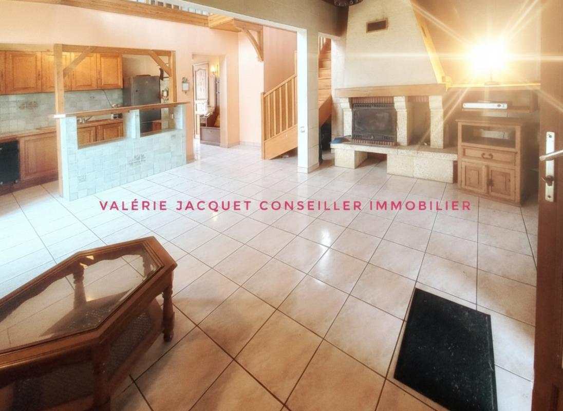 COUTRAS Maison de ville 105 m2 avec plafond cathédrale et jardin clos ? DPE C 11