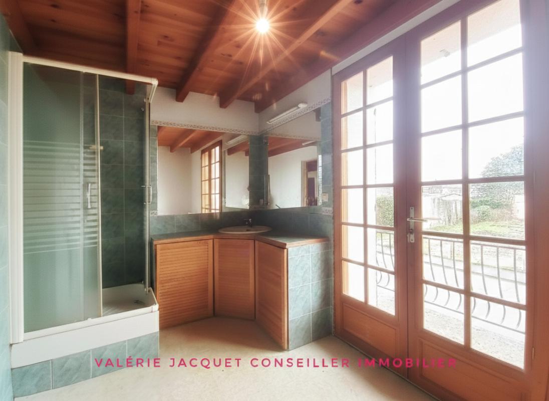 COUTRAS Maison de ville 105 m2 avec plafond cathédrale et jardin clos ? DPE C 12