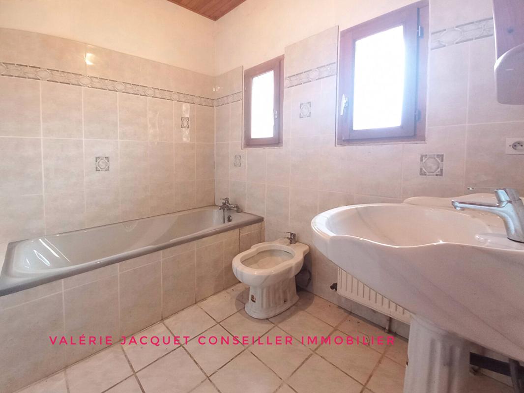 COUTRAS Maison de ville 105 m2 avec plafond cathédrale et jardin clos ? DPE C 13