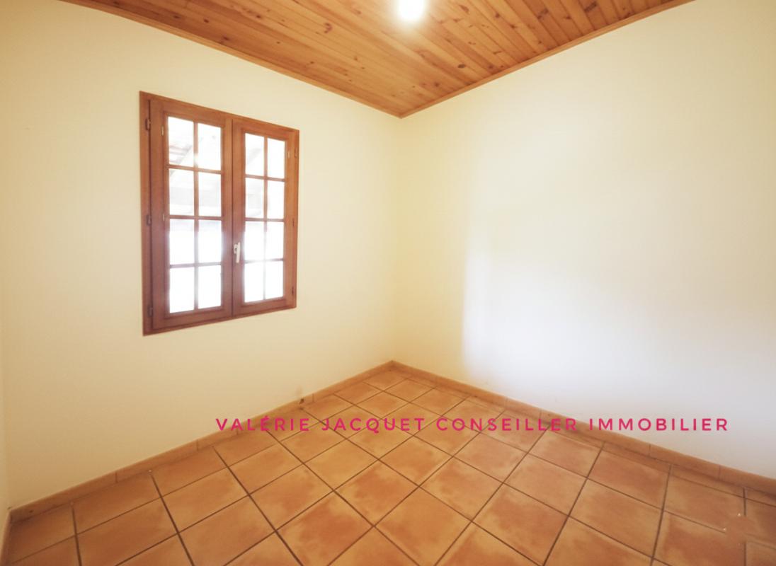 COUTRAS Maison de ville 105 m2 avec plafond cathédrale et jardin clos ? DPE C 14