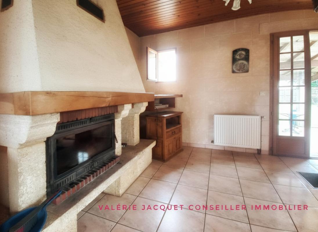 COUTRAS Maison de ville 105 m2 avec plafond cathédrale et jardin clos ? DPE C 3