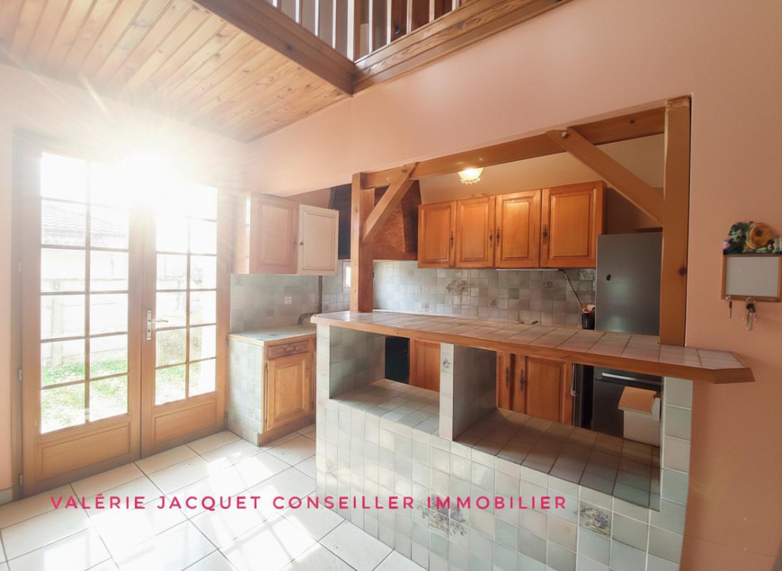 COUTRAS Maison de ville 105 m2 avec plafond cathédrale et jardin clos ? DPE C 6