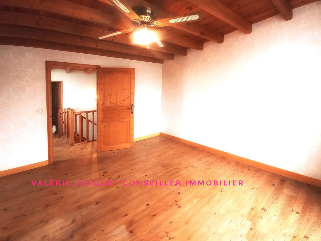 COUTRAS Maison de ville 105 m2 avec plafond cathédrale et jardin clos ? DPE C 9