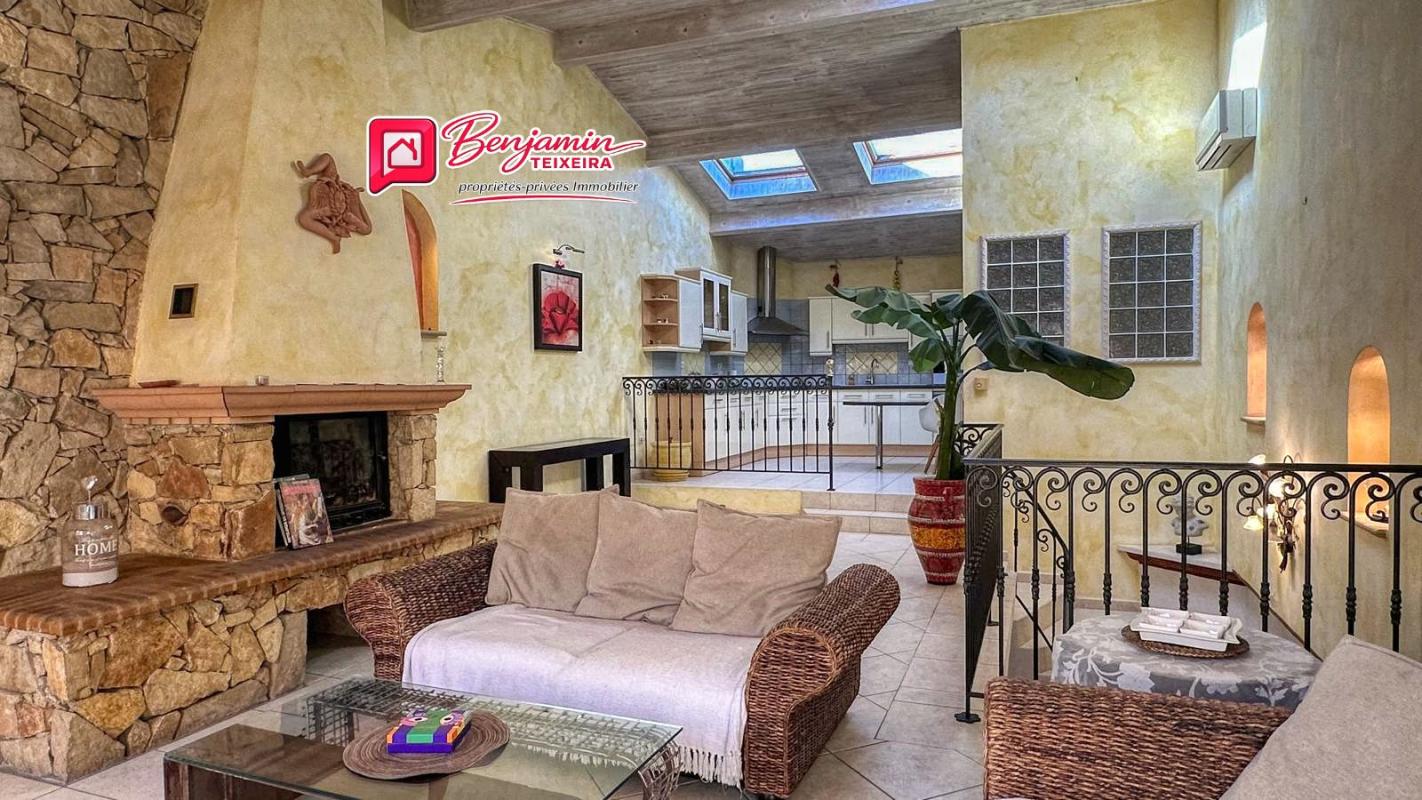 FREJUS Maison Frejus 4 pièce(s) 110 m2 + double GARAGE - salon / cuisine, 3 chambres, 2 WC, salle d'eau 1