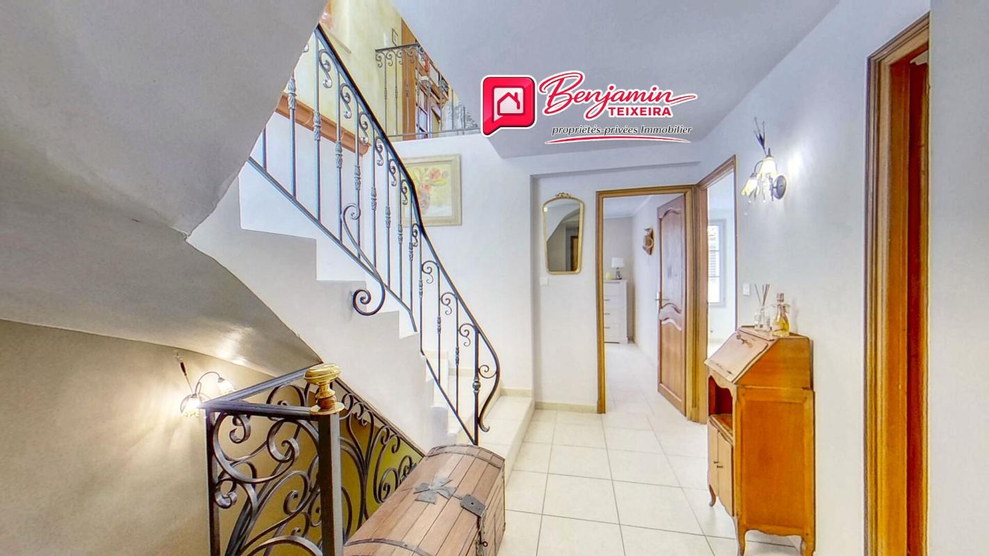 FREJUS Maison Frejus 4 pièce(s) 110 m2 + double GARAGE - salon / cuisine, 3 chambres, 2 WC, salle d'eau 7