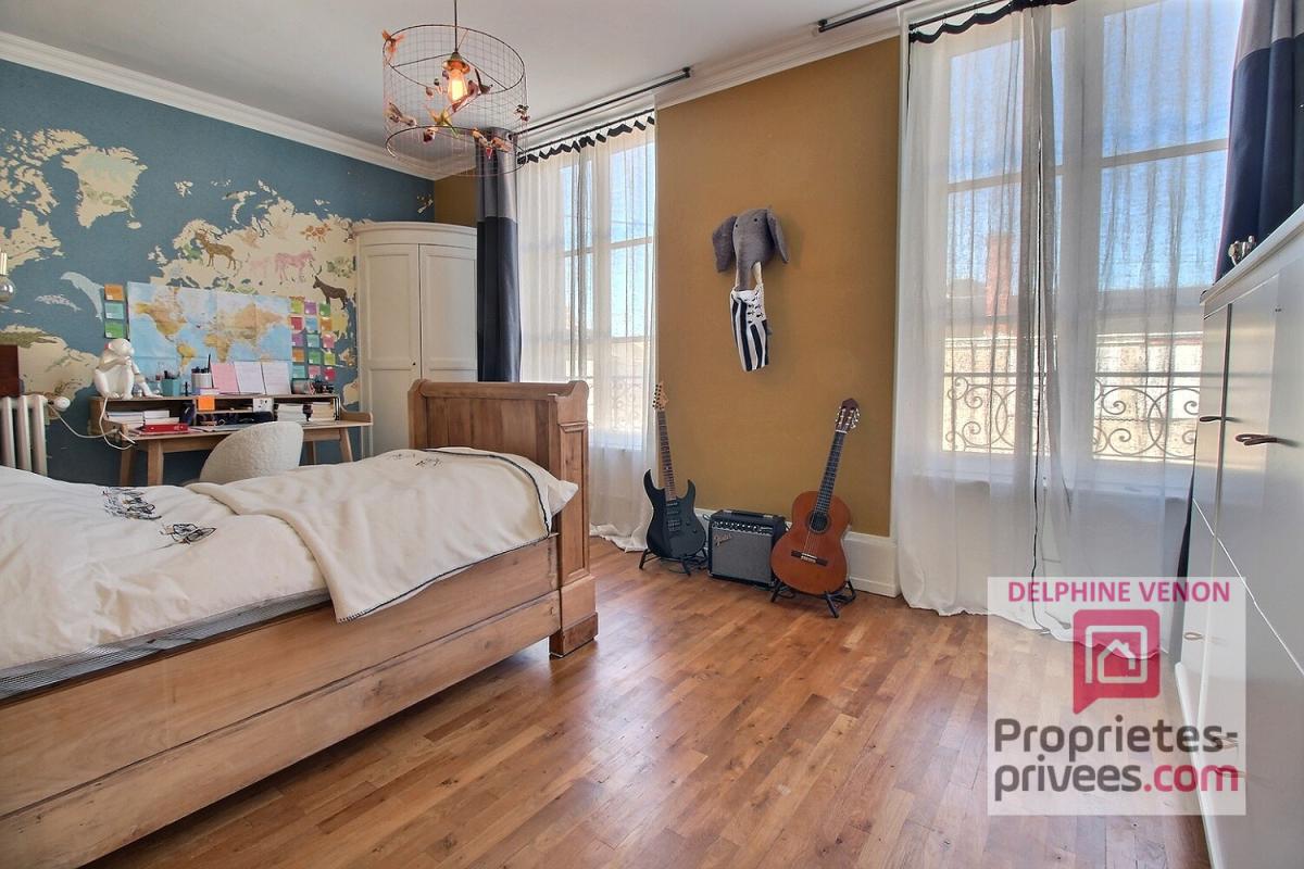 CHATEAUNEUF-SUR-LOIRE Maison prestige entre Loire et coeur de ville à Châteauneuf Sur Loire  sur un parc de 1600 m²  dominant  les terres du château 8