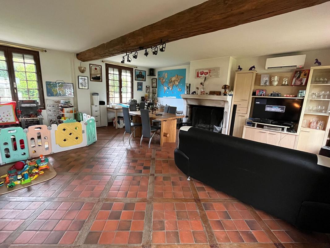 LA FERTE-SOUS-JOUARRE Authentique longère avec piscine, dépendances et belles prestations ? Cadre bucolique garanti 2