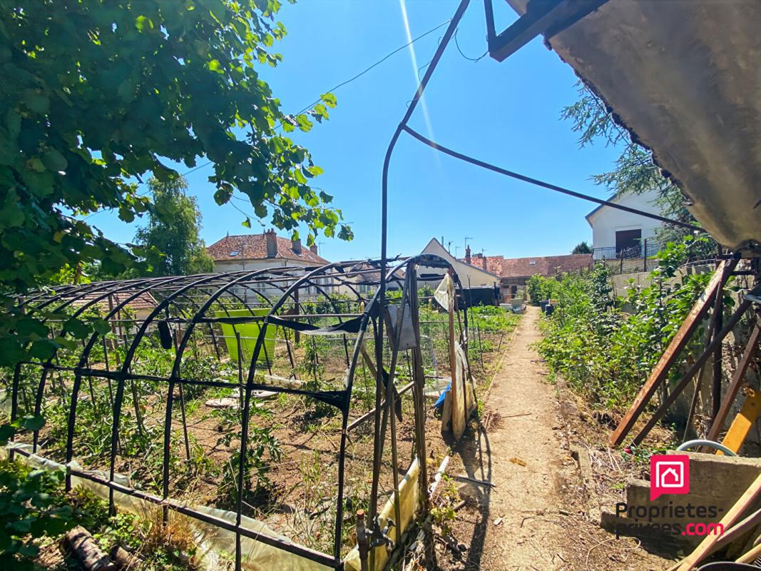 SEMUR-EN-AUXOIS Propriété rénovée centre ville Semur-en-Auxois avec garage et jardin 15