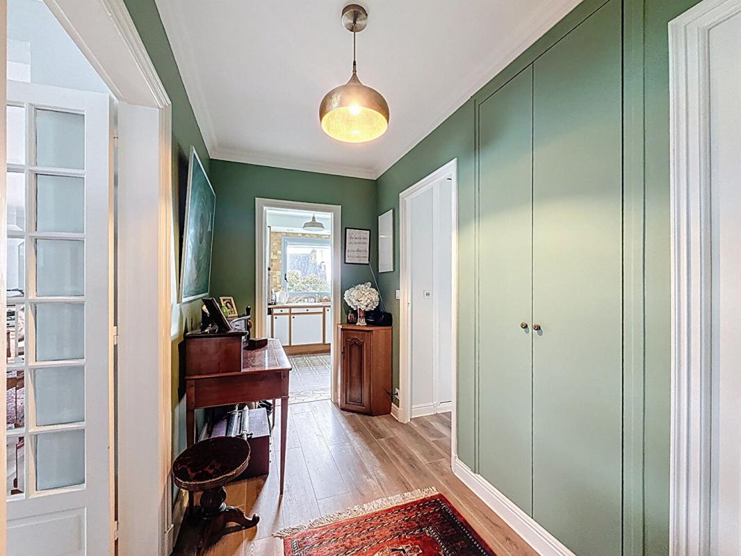 VANNES Vannes Albert 1er T4 lumineux de 108 m² avec balcon, 2 parkings et caves. A pied du Port 12