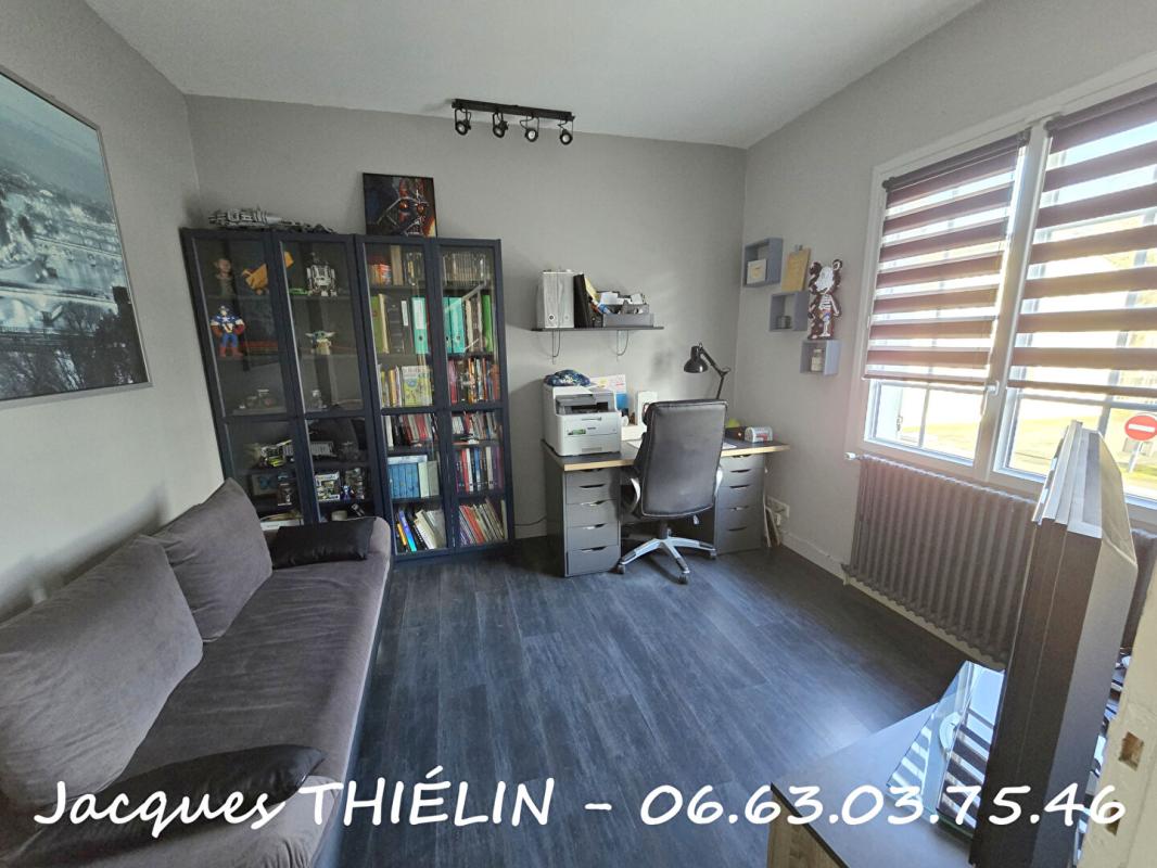 LONGUE-JUMELLES Maison familiale en hyper centre-ville de Longué 10