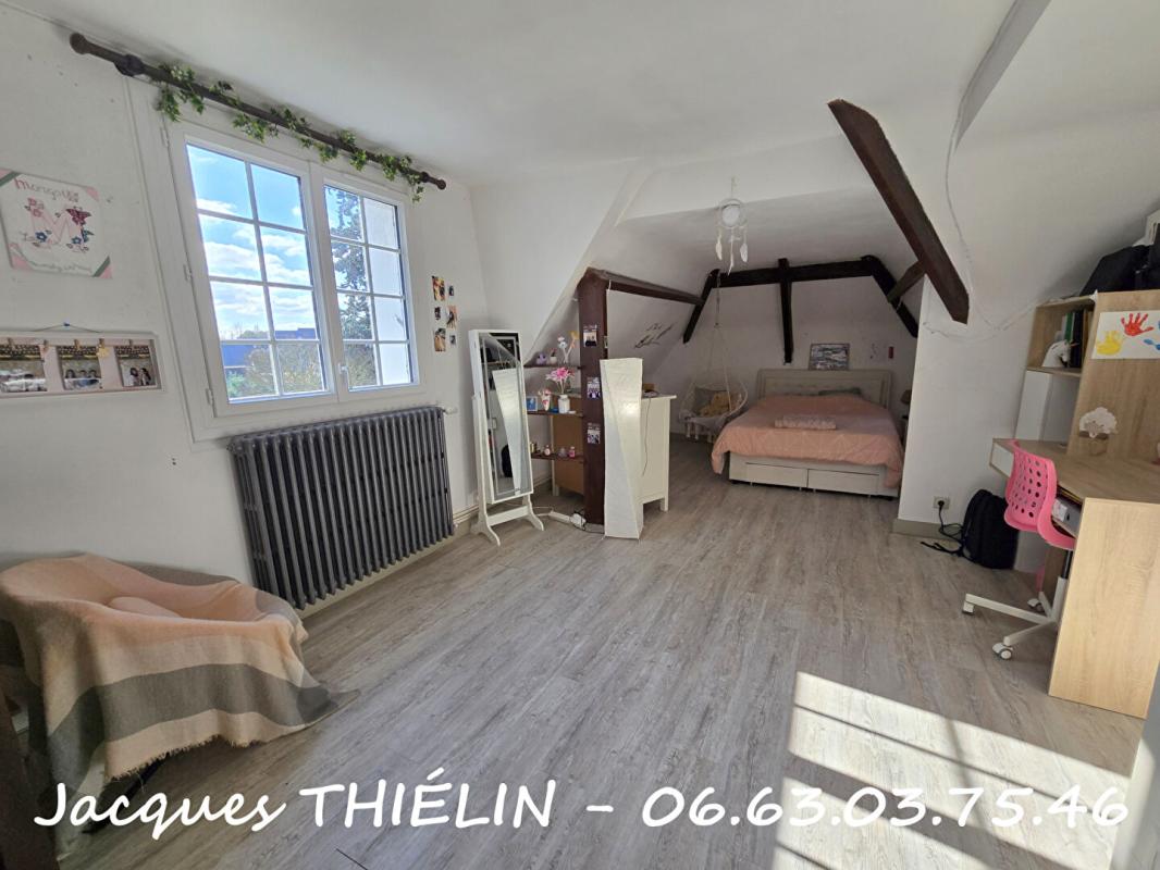 LONGUE-JUMELLES Maison familiale en hyper centre-ville de Longué 11