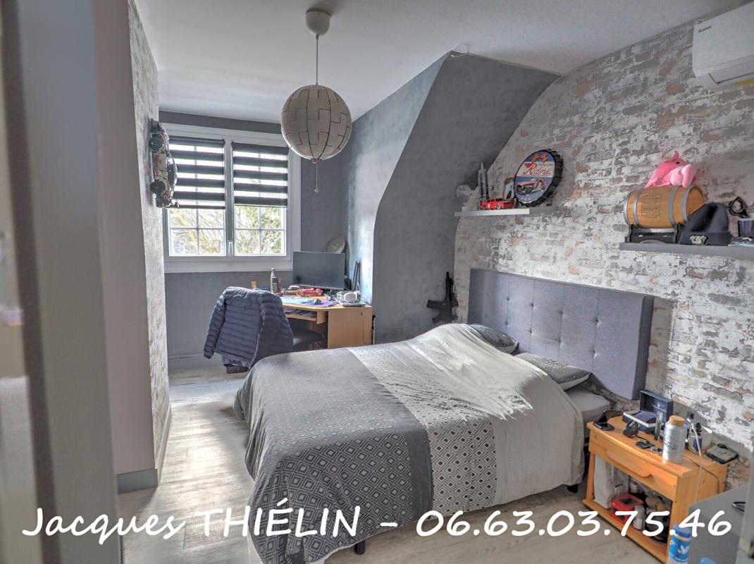 LONGUE-JUMELLES Maison familiale en hyper centre-ville de Longué 13