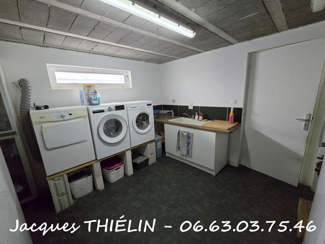 LONGUE-JUMELLES Maison familiale en hyper centre-ville de Longué 15