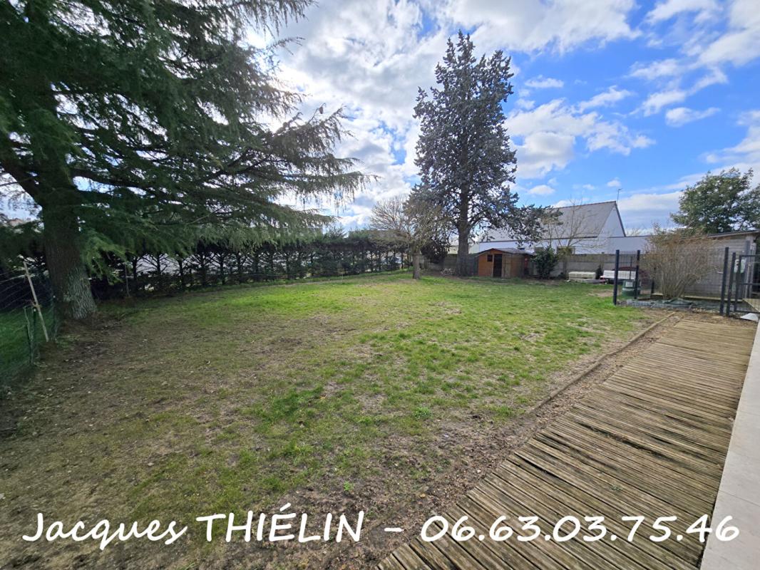 LONGUE-JUMELLES Maison familiale en hyper centre-ville de Longué 18