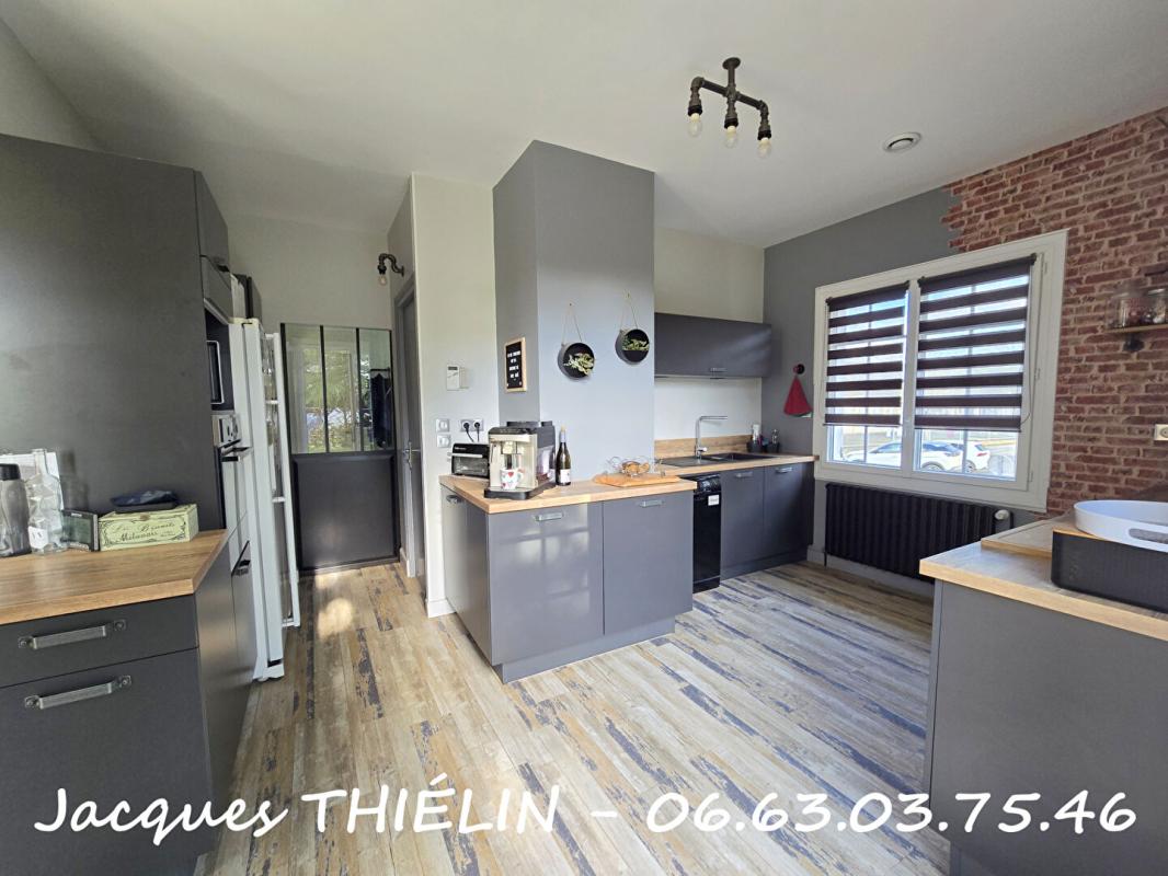 LONGUE-JUMELLES Maison familiale en hyper centre-ville de Longué 5