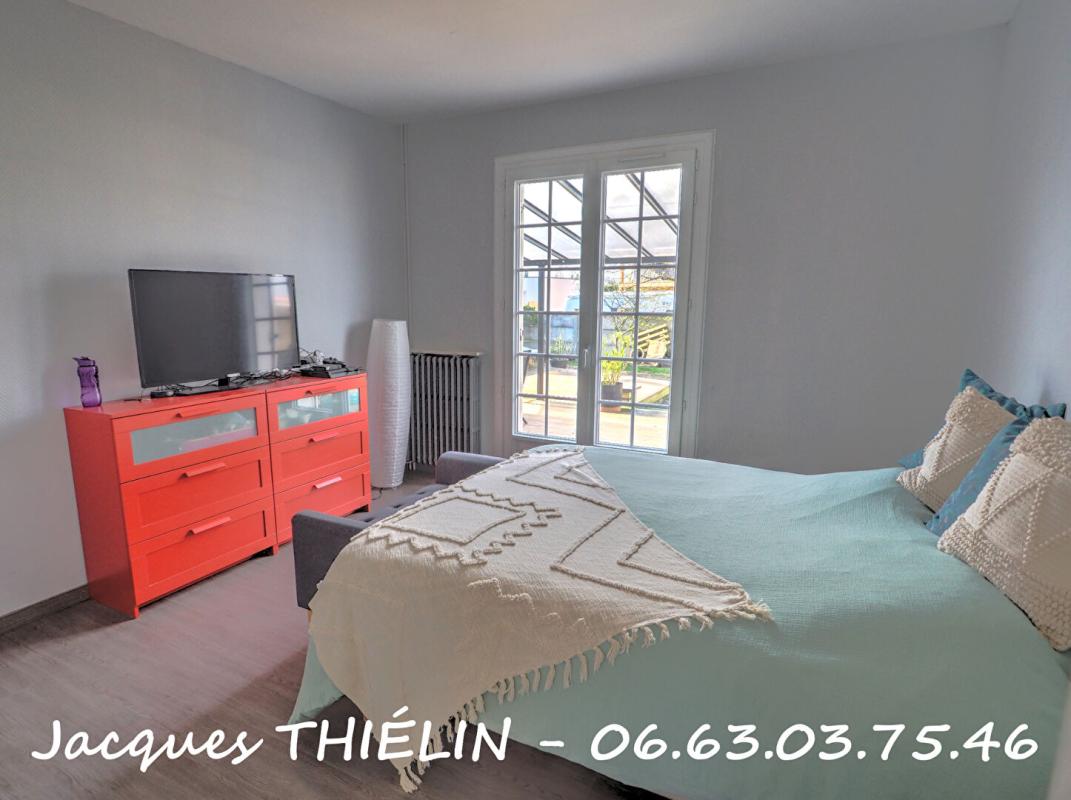 LONGUE-JUMELLES Maison familiale en hyper centre-ville de Longué 9