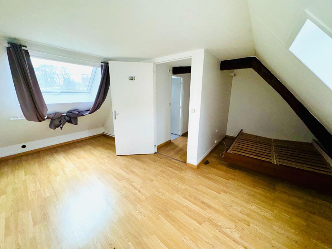 CREPY-EN-VALOIS Maison Crepy En Valois 7 pièce(s) 203 m2 + Studio 12