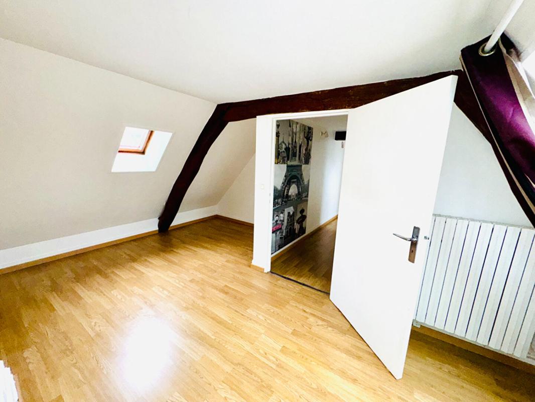 CREPY-EN-VALOIS Maison Crepy En Valois 7 pièce(s) 203 m2 + Studio 13