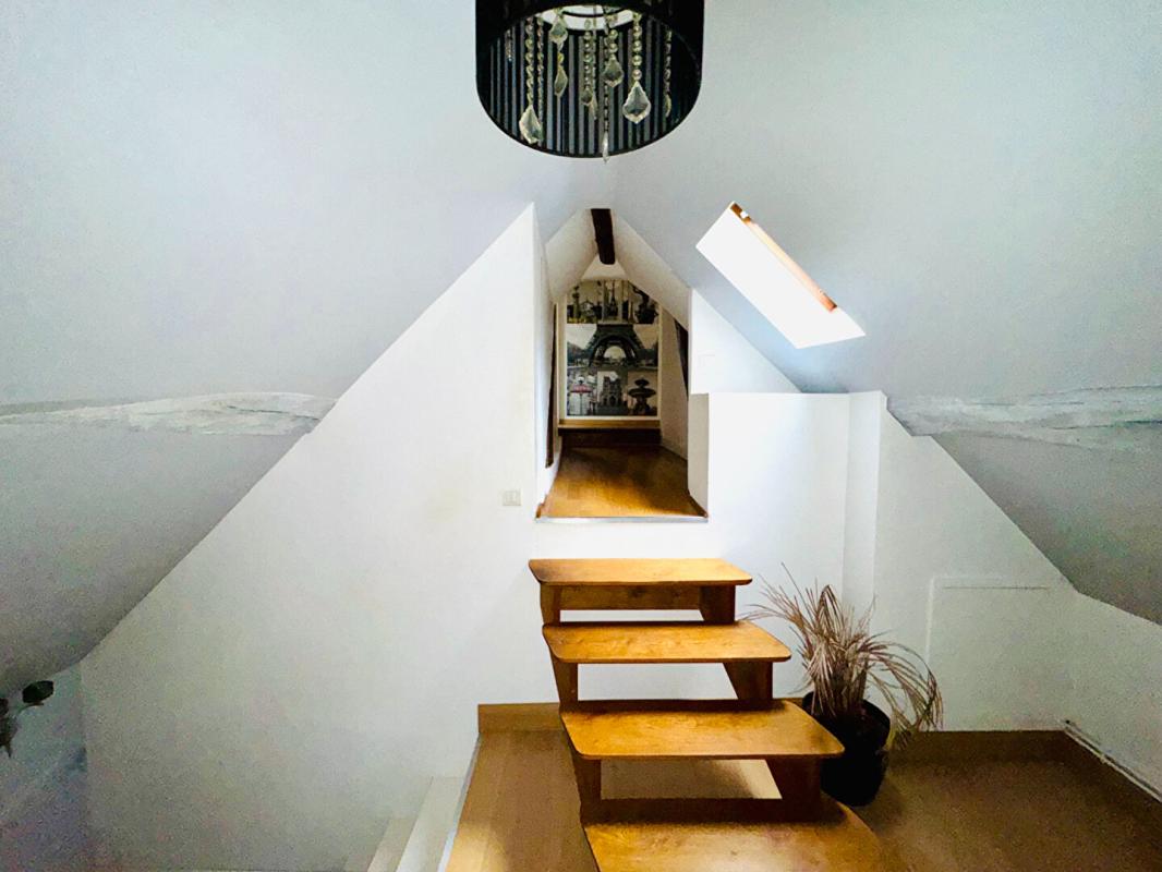 CREPY-EN-VALOIS Maison Crepy En Valois 7 pièce(s) 203 m2 + Studio 14