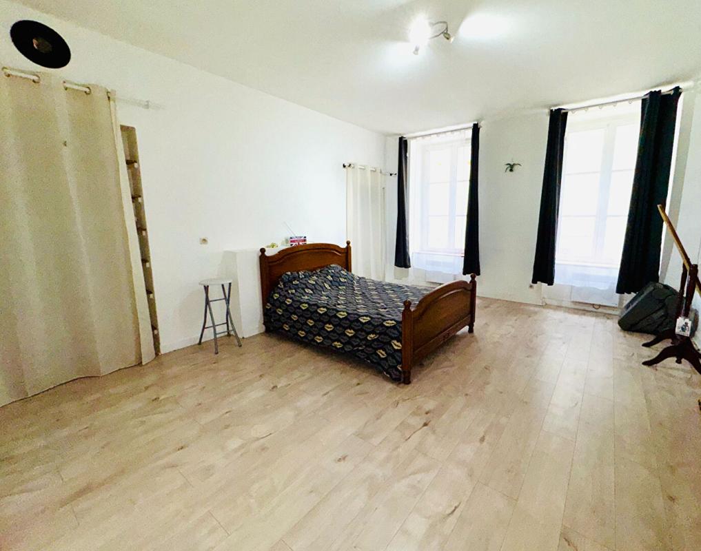 CREPY-EN-VALOIS Maison Crepy En Valois 7 pièce(s) 203 m2 + Studio 7