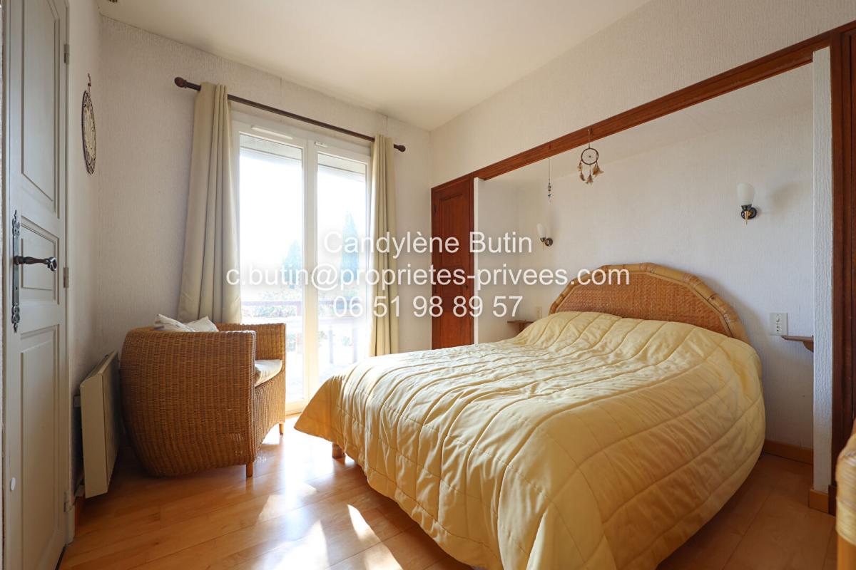 OUVEILLAN Villa T4 rénovée avec piscine et vue 12