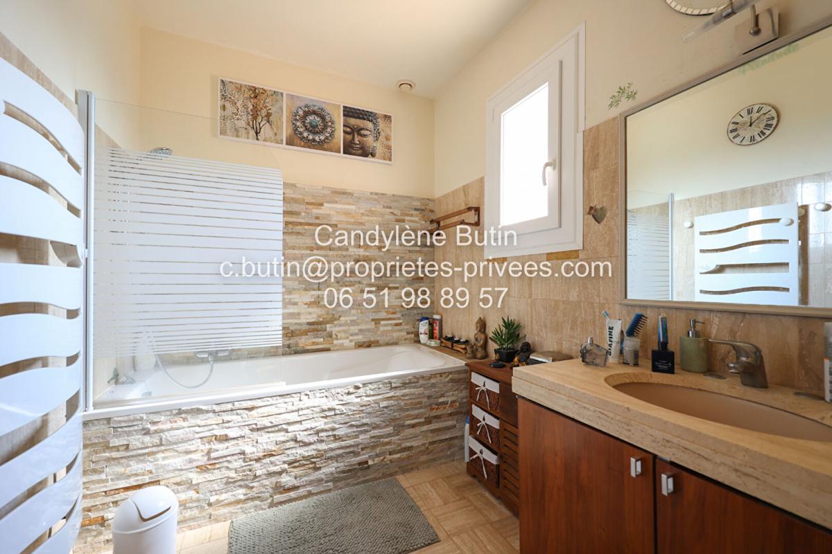 OUVEILLAN Villa T4 rénovée avec piscine et vue 13