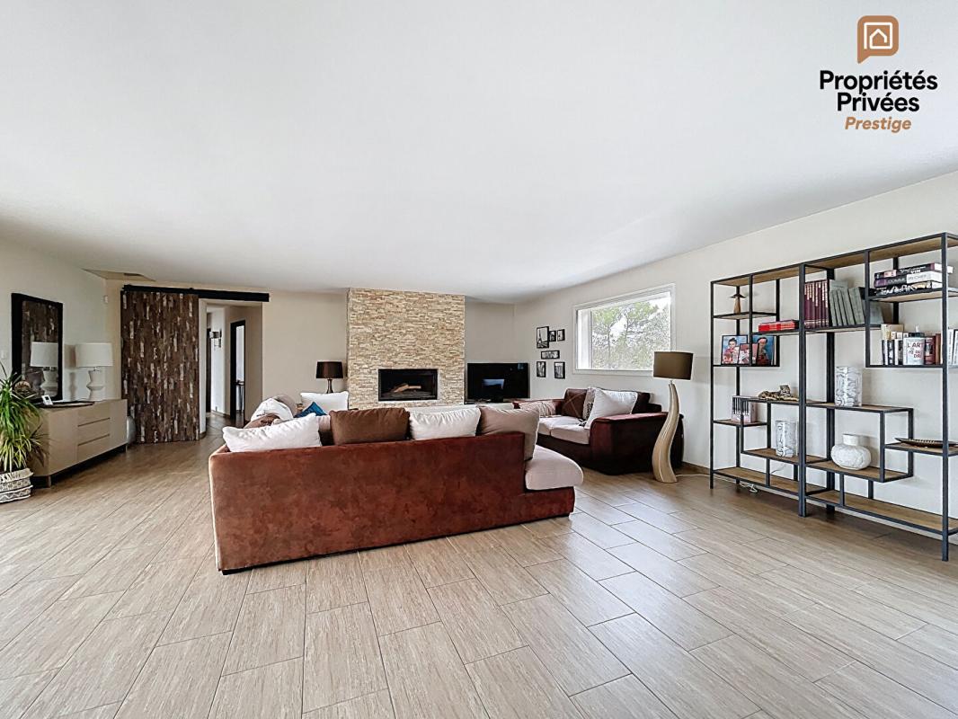 OLLIERES VUE DOMINANTE - PLAIN-PIED 200m² - PISCINE - ENVIRON 4000 m² + PARCELLE DÉTACHABLE - 25MIN AIX 10