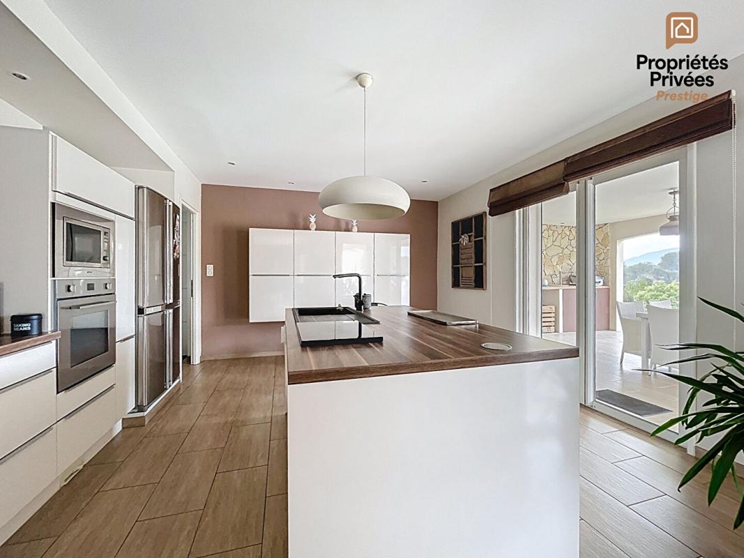 OLLIERES VUE DOMINANTE - PLAIN-PIED 200m² - PISCINE - ENVIRON 4000 m² + PARCELLE DÉTACHABLE - 25MIN AIX 12