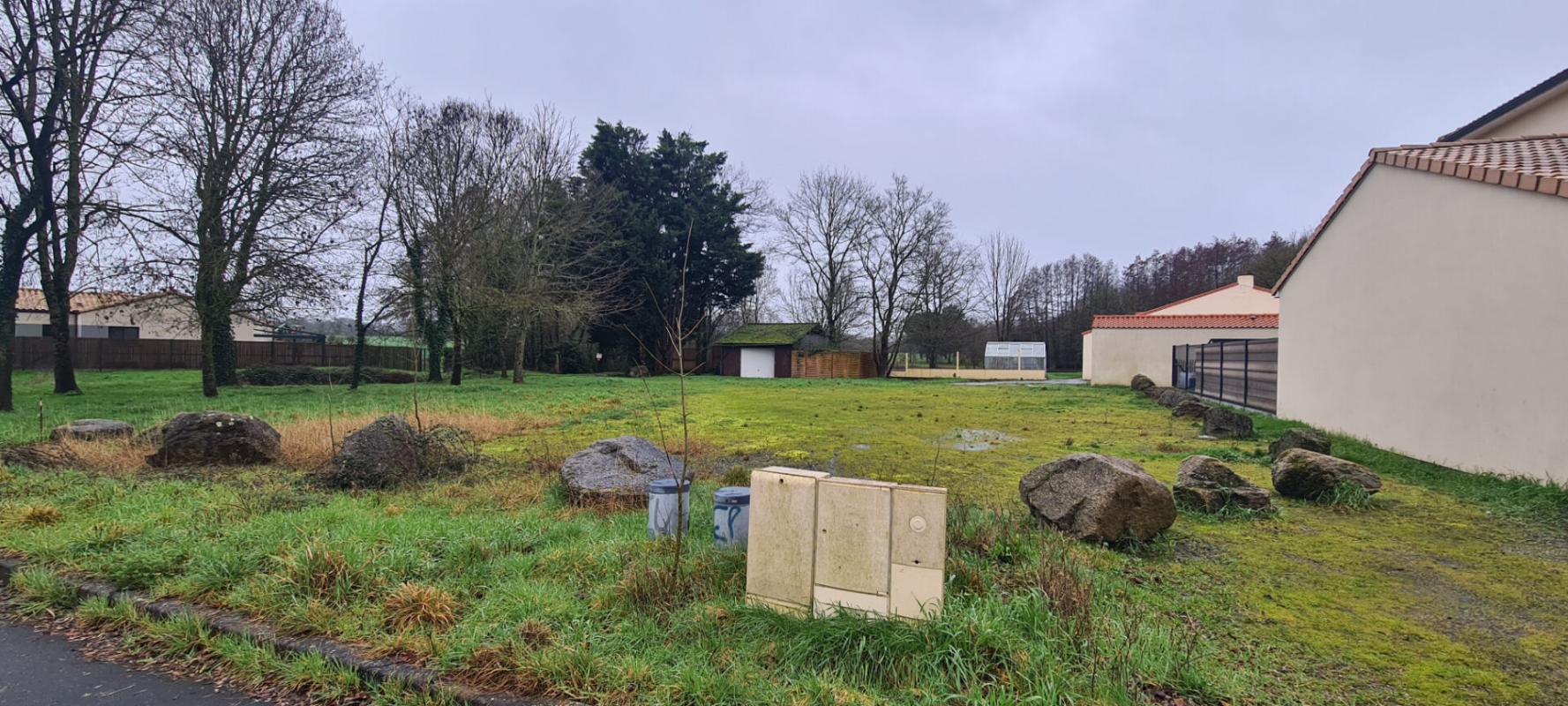 GORGES Terrain constructible, viabilisé Gorges 701 M² (360 M² en 1AU et 74 M² en UC) : gaz, électricité, eau, tout à l'égout 1