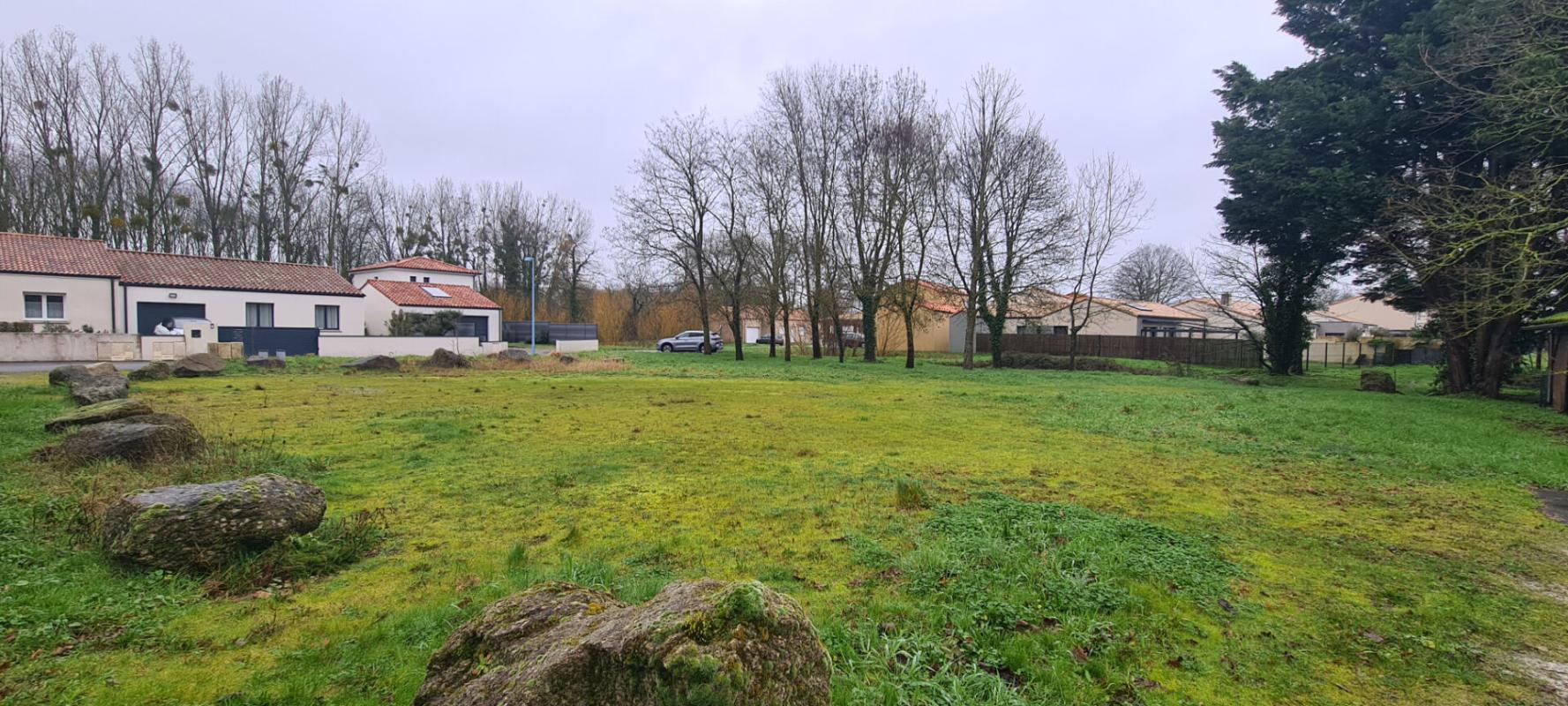 GORGES Terrain constructible, viabilisé Gorges 701 M² (360 M² en 1AU et 74 M² en UC) : gaz, électricité, eau, tout à l'égout 2