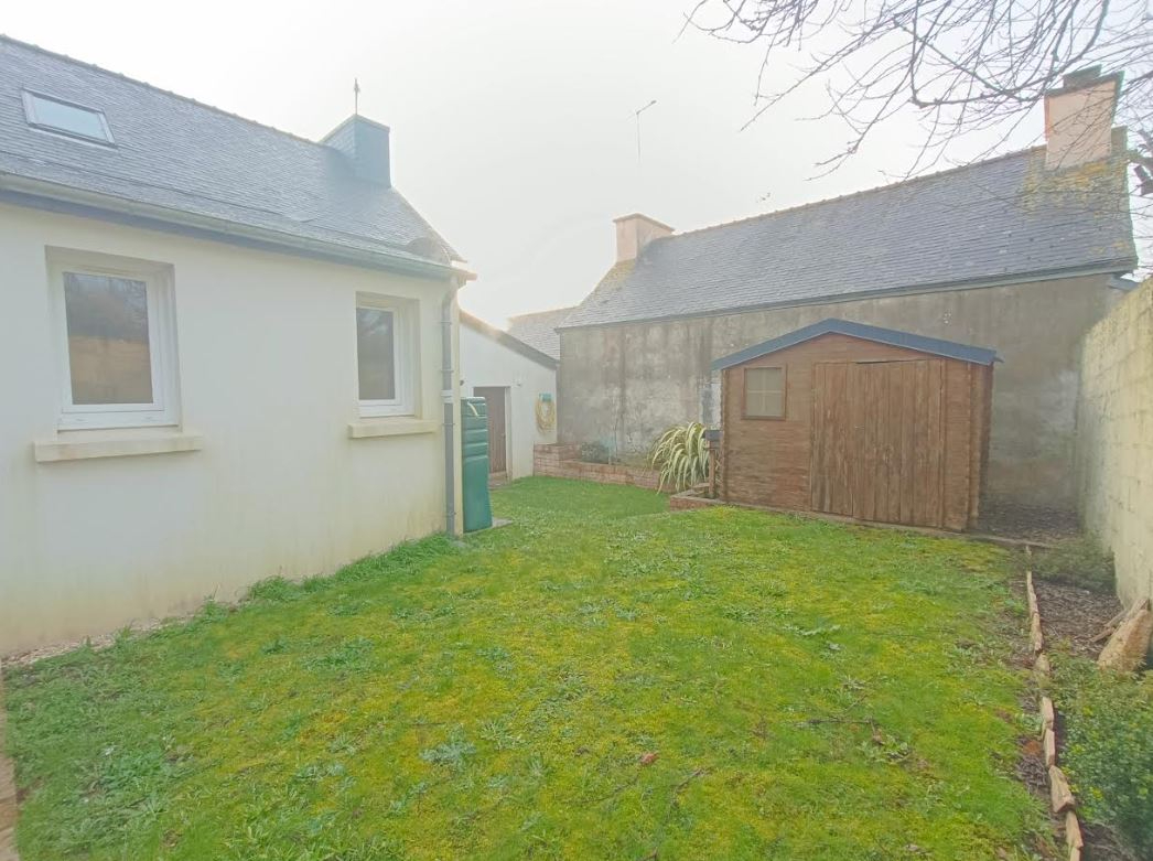 CHATEAUNEUF-DU-FAOU 29520 Châteauneuf du Faou maison de bourg habitable de suite, jolie jardin clos sans vis à vis 7