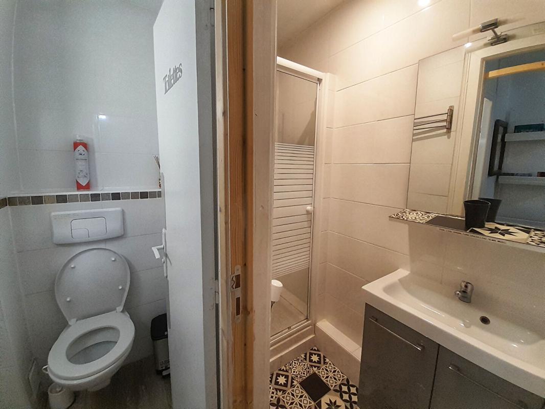 EAUX-BONNES Appartement de 57m2 entièrement rénové avec balcons 10