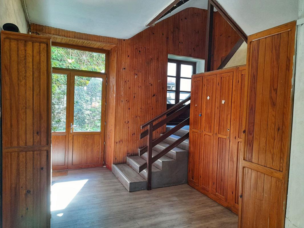 EAUX-BONNES Appartement de 57m2 entièrement rénové avec balcons 14