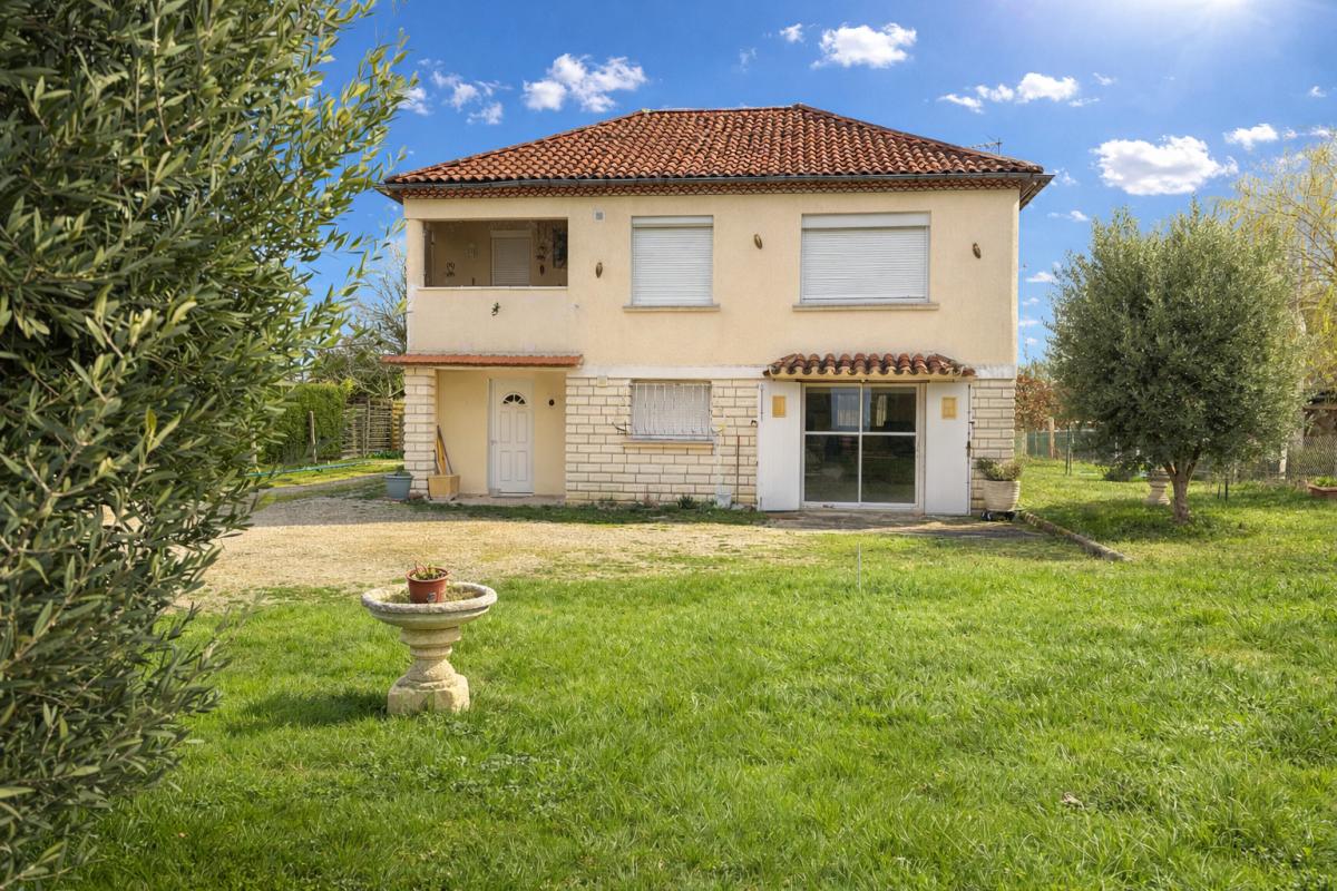 CHAMPCEVINEL A vendre, maison à fort potentiel située à CHAMPCEVINEL 24750 1