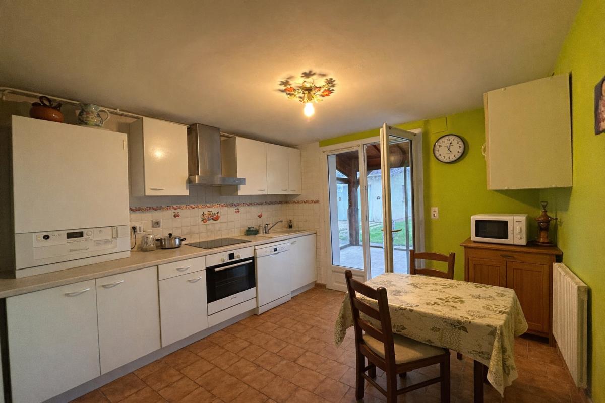 CHAMPCEVINEL A vendre, maison à fort potentiel située à CHAMPCEVINEL 24750 6