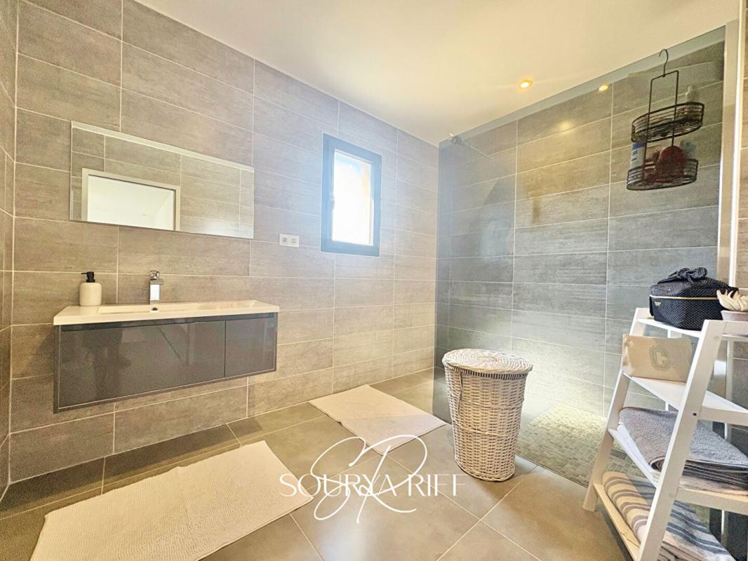 CARCASSONNE Maison familiale avec piscine proche de Carcassonne d'environ 132M2 11