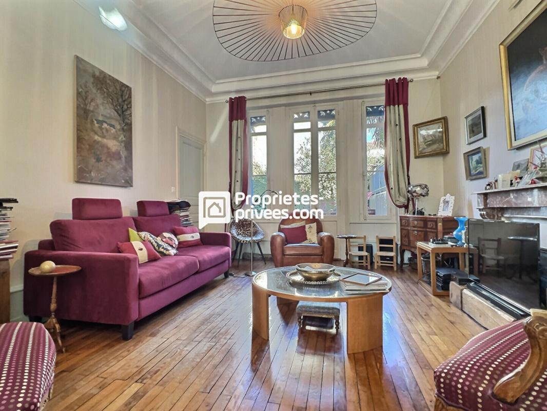 PERIGUEUX Maison de ville T8 d'env. 236 m2 avec 6 ch, piscine chauffée et garage sur PERIGUEUX (24000) 1