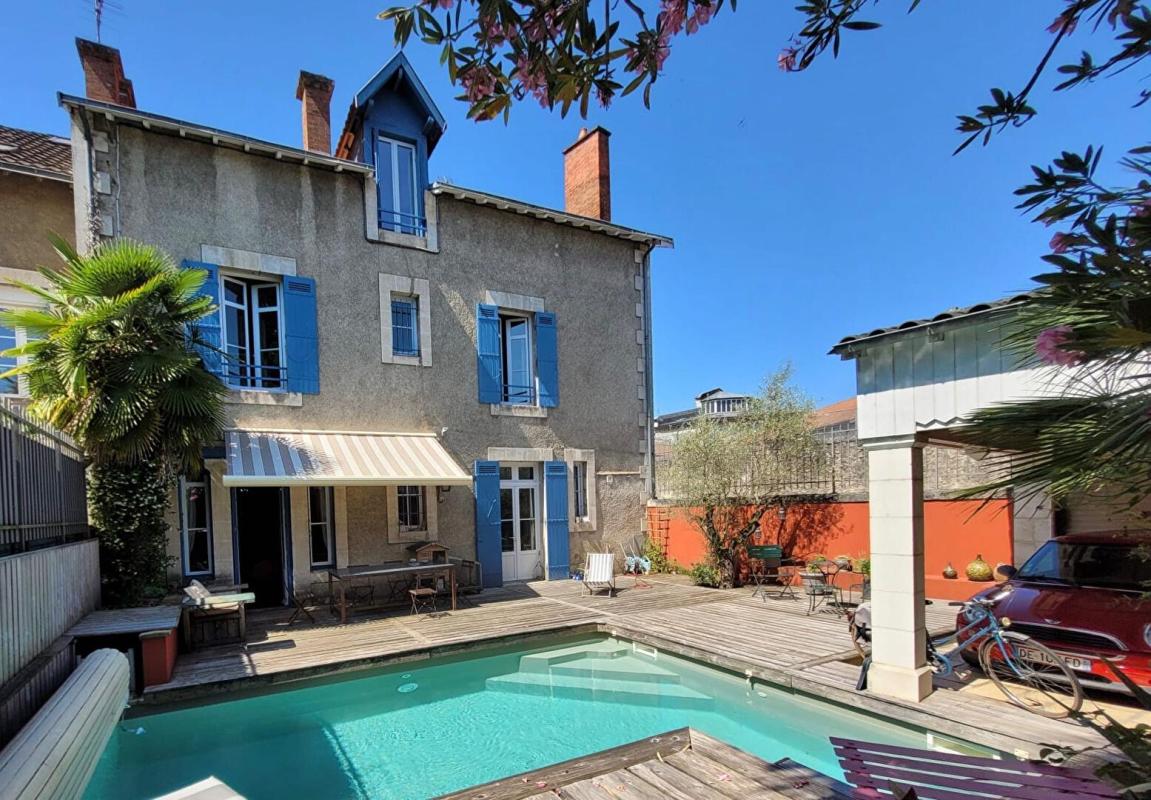 PERIGUEUX Maison de ville T8 d'env. 236 m2 avec 6 ch, piscine chauffée et garage sur PERIGUEUX (24000) 16