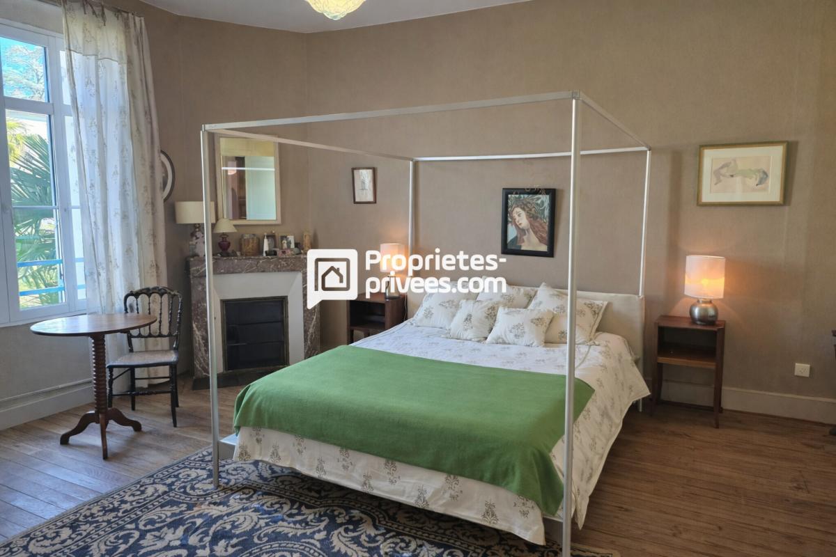 PERIGUEUX Maison de ville T8 d'env. 236 m2 avec 6 ch, piscine chauffée et garage sur PERIGUEUX (24000) 8