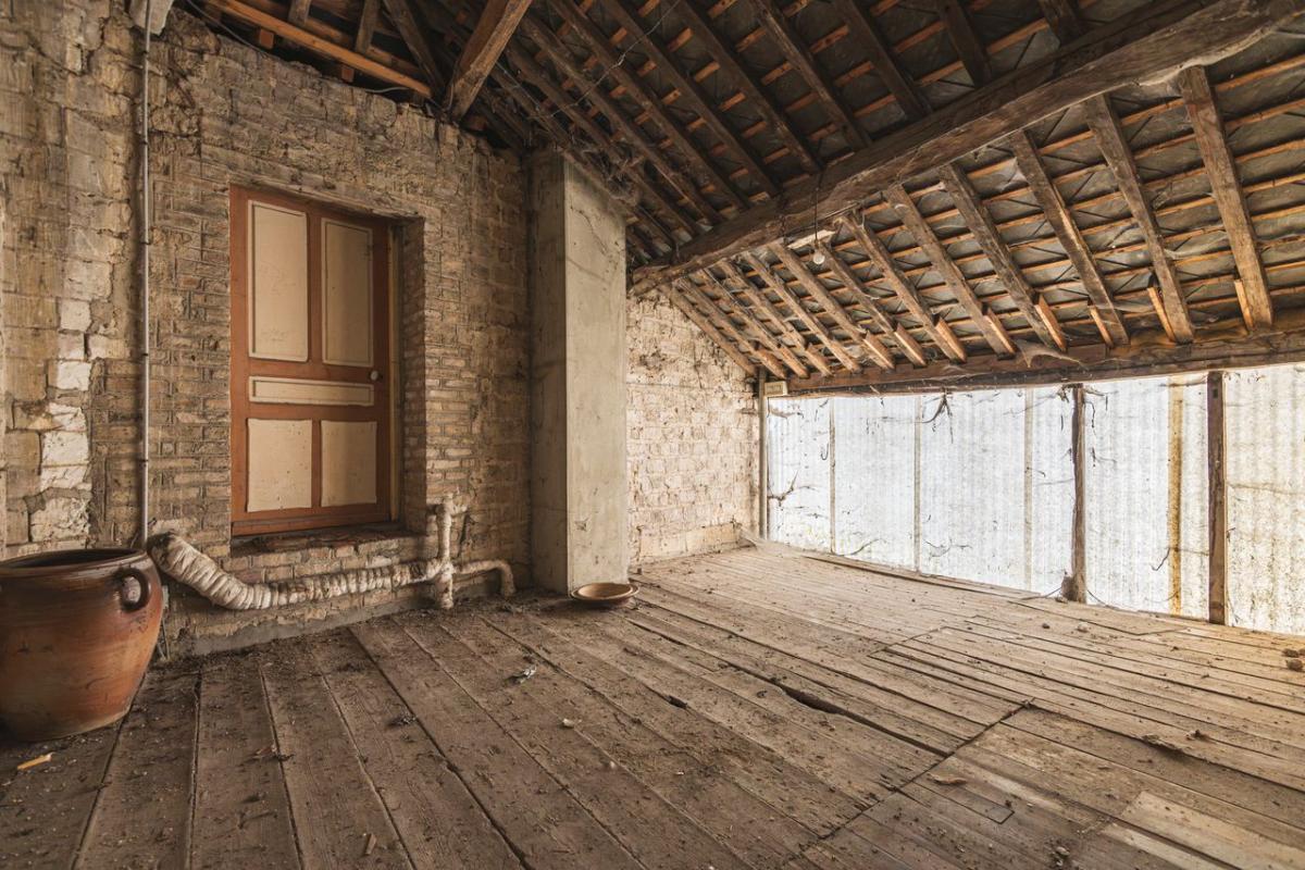 LE CHATELET-SUR-RETOURNE Corps de ferme, maison et dépendances 17