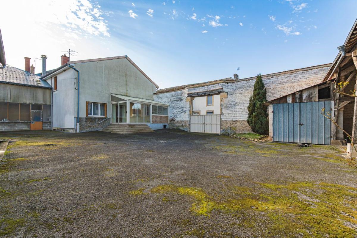 LE CHATELET-SUR-RETOURNE Corps de ferme, maison et dépendances 2