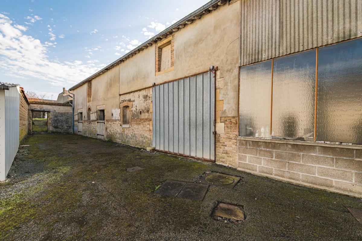 LE CHATELET-SUR-RETOURNE Corps de ferme, maison et dépendances 4
