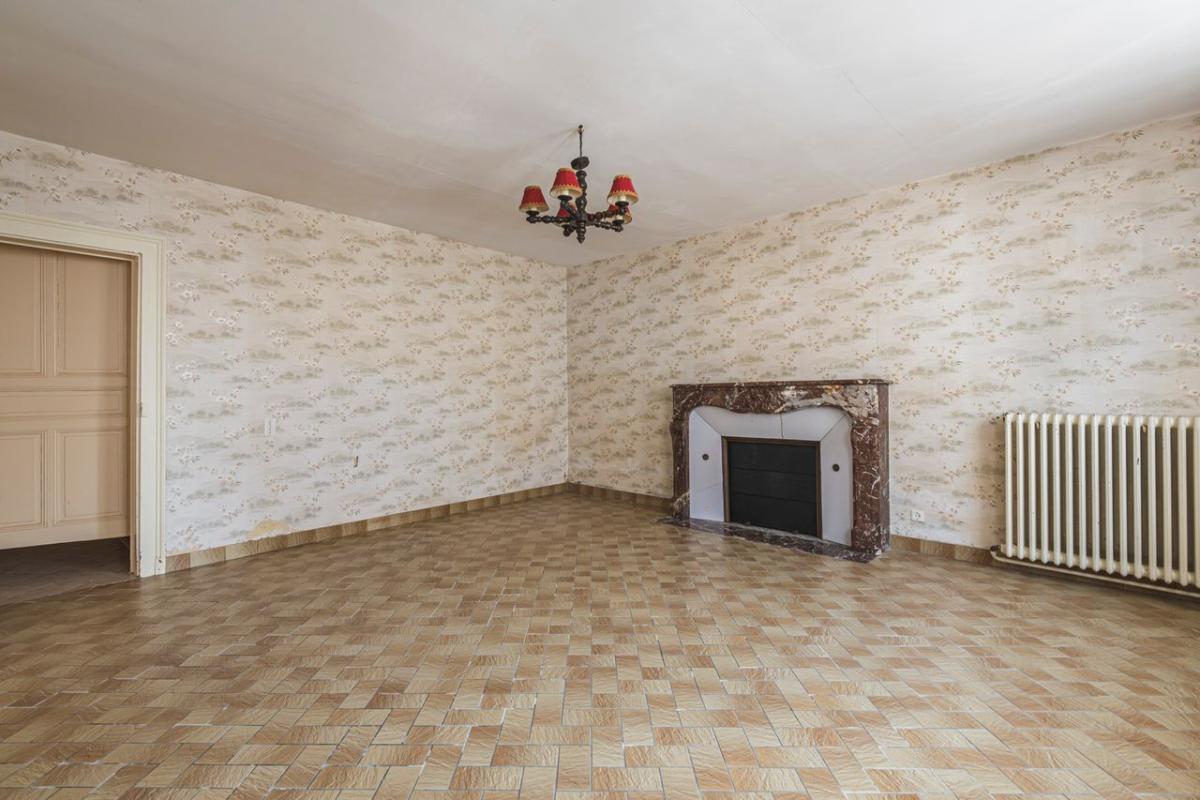 LE CHATELET-SUR-RETOURNE Corps de ferme, maison et dépendances 9