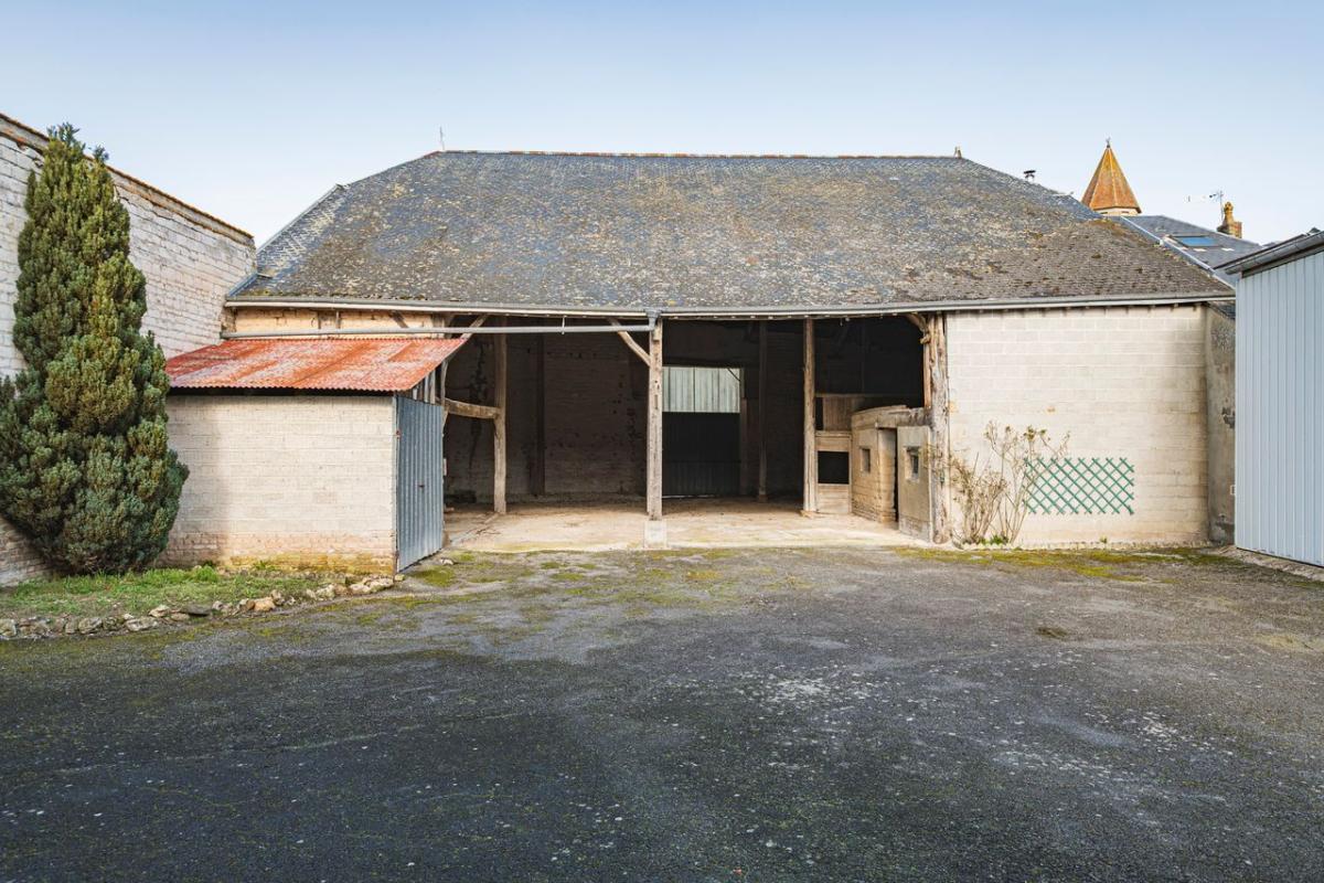 AUSSONCE Corps de ferme, Maison, Dépendances et Terrain 2