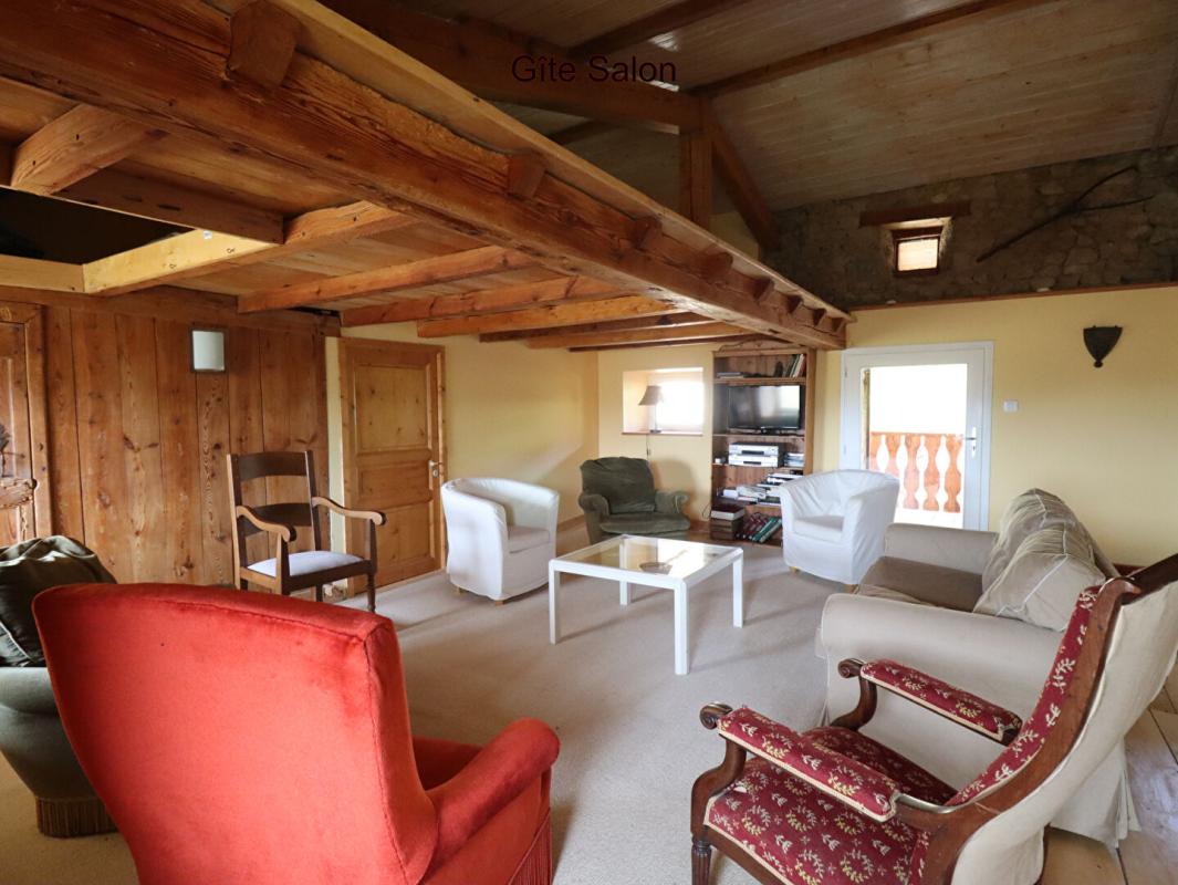 SAINT-JEAN-LA-VETRE Ensemble Gîte grande capacité avec espace détente et maison d'habitation avec terrain de 6000m2 environ 15